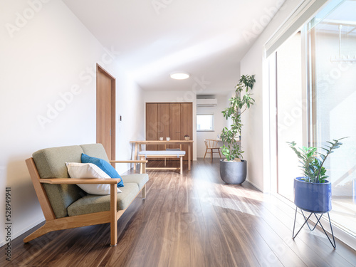 白基調の美しい新築住宅のリビング