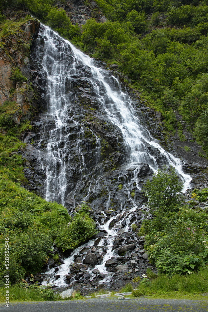 Obraz premium Horsetail falls at Richardson Highway near Valdez in Alaska, United States,North America 