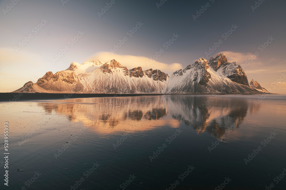 Obraz premium Dream sunrise at Vestrahorn's black beach in Iceland 