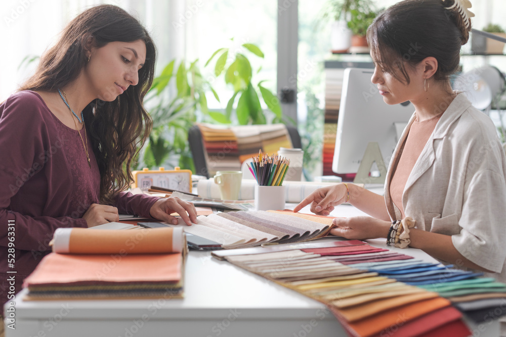 Obraz premium Interior designer and customer checking swatches