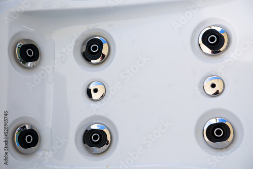 Details eines Whirlpools mit vielen Düsen zur Massage.