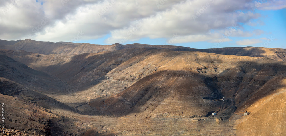 Blick über eine von Vulkanen gebildete Landschaft auf Fuerteventura.