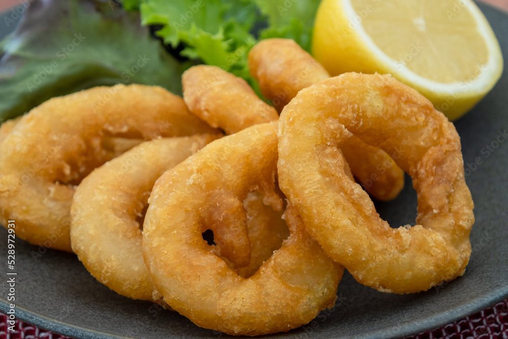 assiette de beignets de calmars à la romaine en gros plan assiette de beignets de calmars à la romaine en gros plan