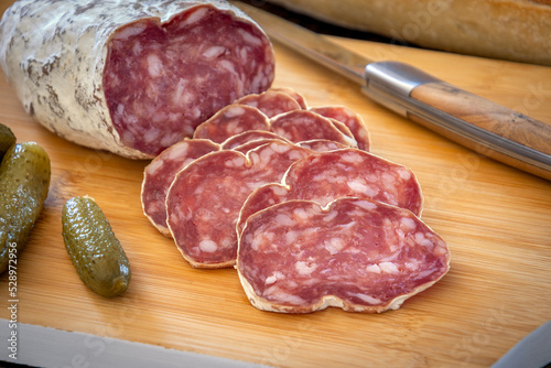 Obraz na plátně saucisson tranché sur une planche à découper en gros plan