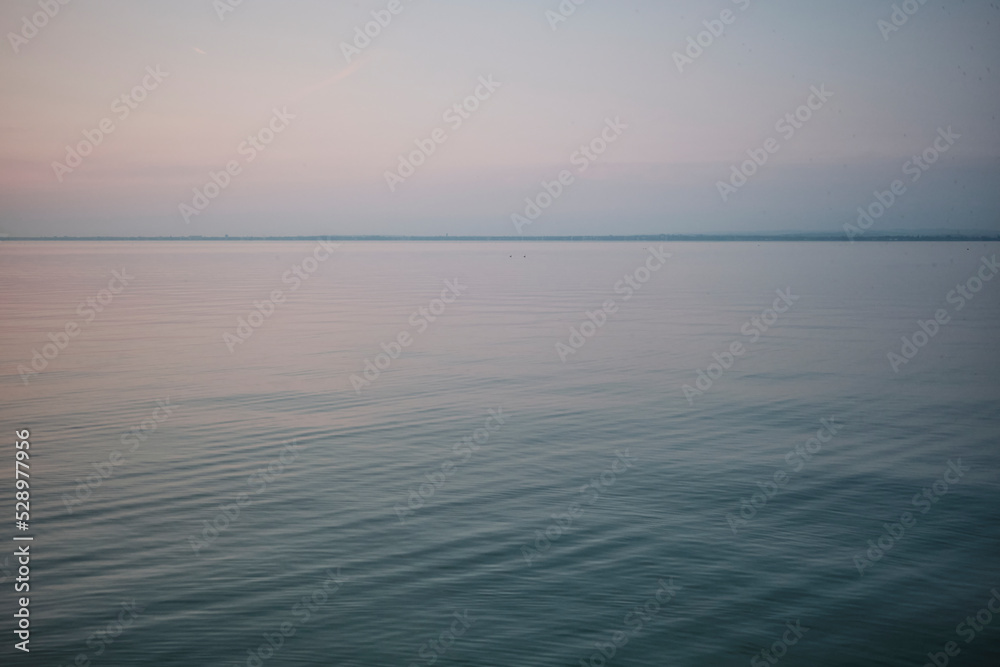 Obraz premium sunrise above the lake with beautiful colors