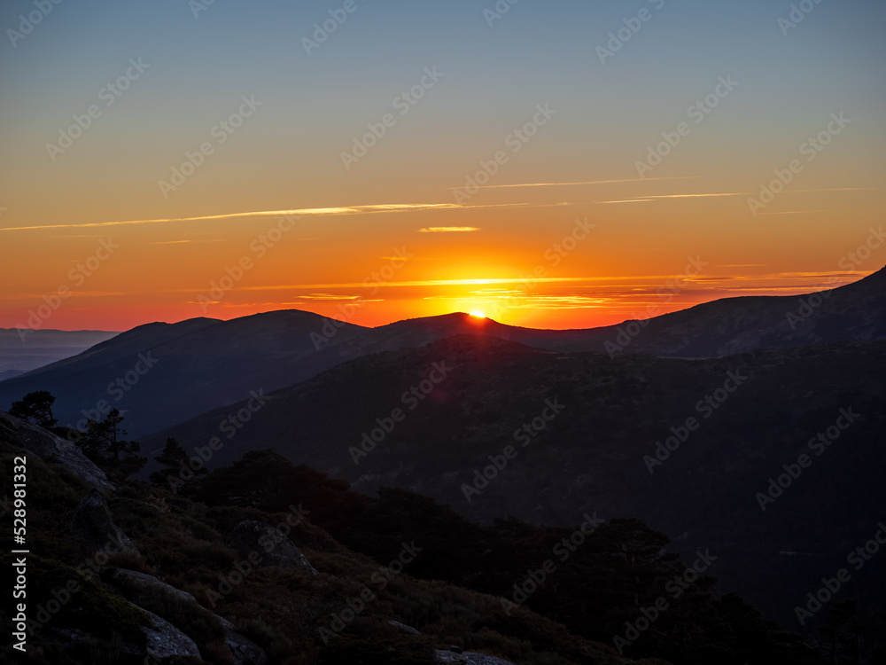 Últimos rayos de sol en la montaña Últimos rayos de sol en la montaña