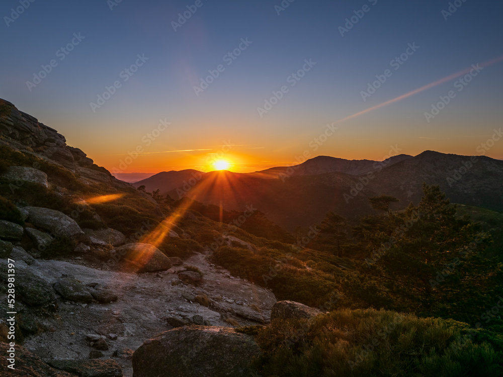 Naklejka premium Rayos de sol al atardecer
