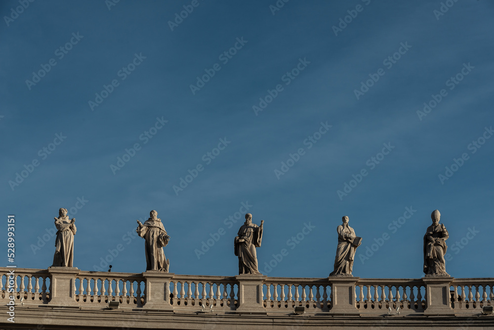 Obraz premium dome of st peter basilica and the city of the vatican catholic capital of the world art history