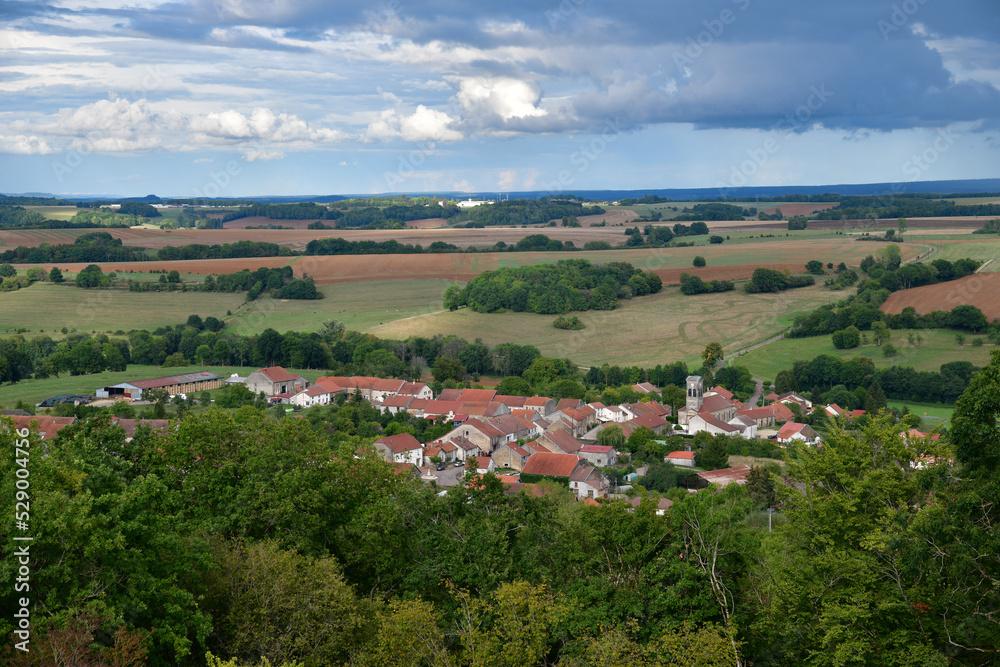 Village de Chauffourt en Haute-Marne et plaine du Bassigny.