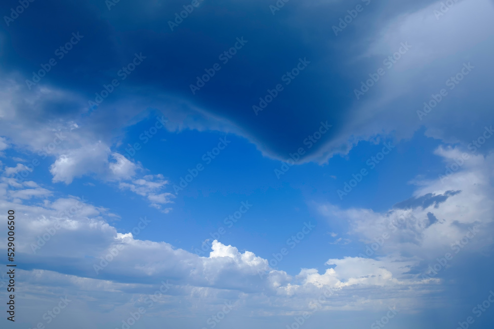 ciel bleu avec un gros nuage d'orage ciel bleu avec un gros nuage d'orage
