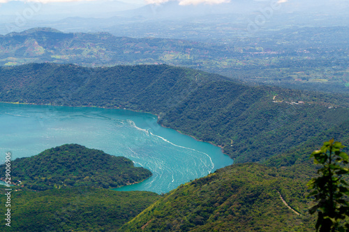 Lago de Coatepeque en EL Salvador, en un día soleado y despejado