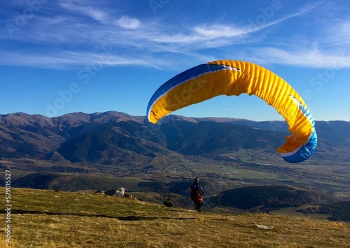 Parapente dans les Pyrénées face au massif du Puigmal