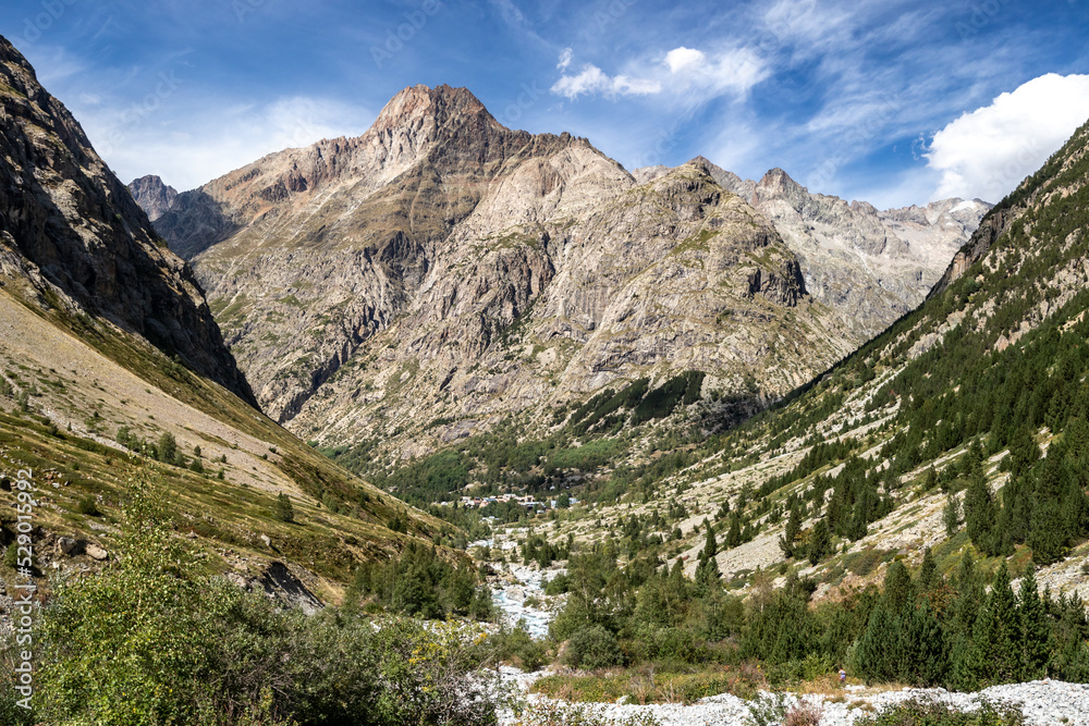 Village de La Bérarde dans la vallée du Vénéon dominé par la Tête de la Maye Village de La Bérarde dans la vallée du Vénéon dominé par la Tête de la Maye