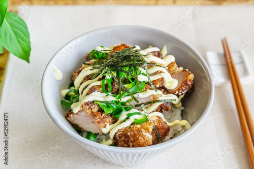 唐揚げ丼　マヨネーズがけ