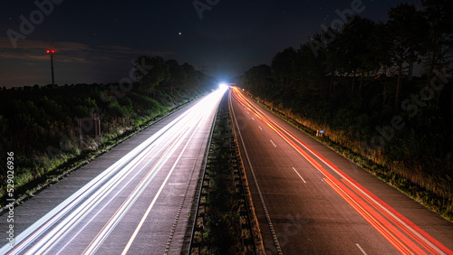 Langzeitbelichtung Autos auf Autobahn Nachts