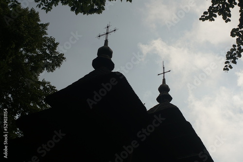 Foto silhouette of domes of a wooden church