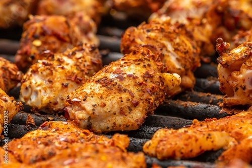 Obraz na plátne Closeup shot of marinated chicken meat on the grill