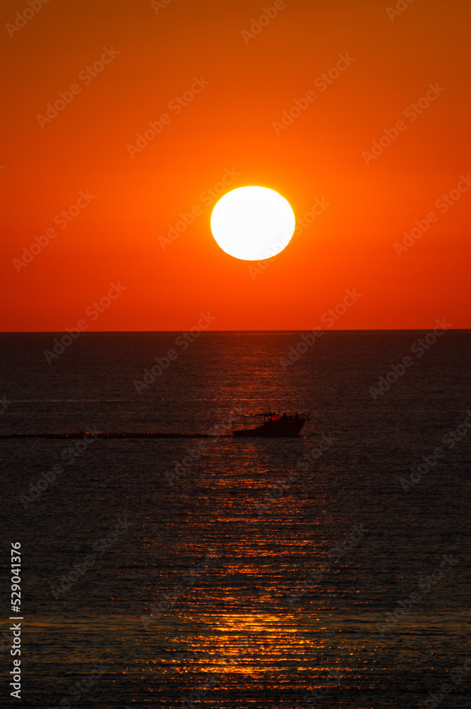 barca con tramonto