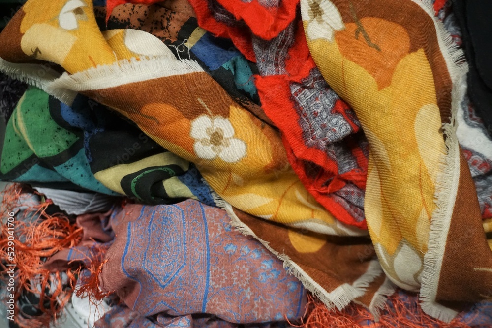 Fototapeta premium Stapel bunter Tücher mit Muster