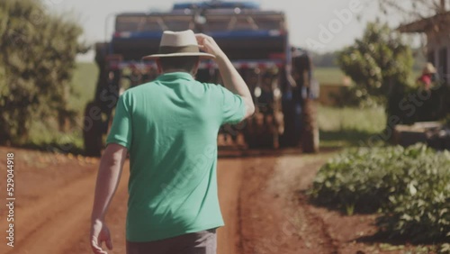 Agricultor de costas sítio fazendo photo