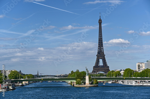 Paris,France.June 2022.Amazing shot that collects two symbols of France: the Eifell tower and the statue of liberty at the base.An iconic image of the city on a beautiful summer day © Massimo Parisi