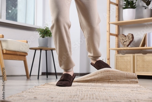 Bild auf Leinwand Man tripping over rug at home, closeup