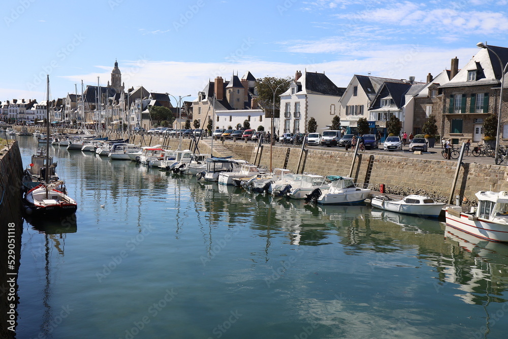 Bateaux dans le port du Croisic, port de pêche et port de plaisance, village de Le Croisic, département de la Loire Atlantique, France Bateaux dans le port du Croisic, port de pêche et port de plaisance, village de Le Croisic, département de la Loire Atlantique, France