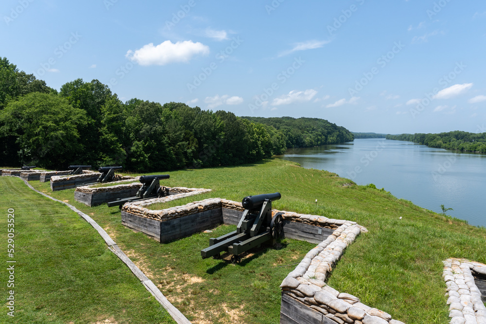 Obraz premium Dover, Tennessee: Fort Donelson National Battlefield American Civl War Site. Confederates built upper and lower river batteries to defend the Cumberland River. Heavy seacoast artillery.