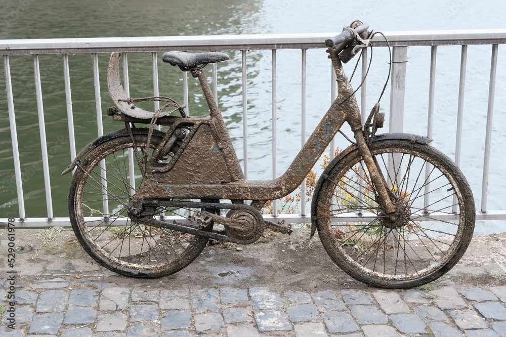 Altes Fahrrad aus dem Rhein geborgen
