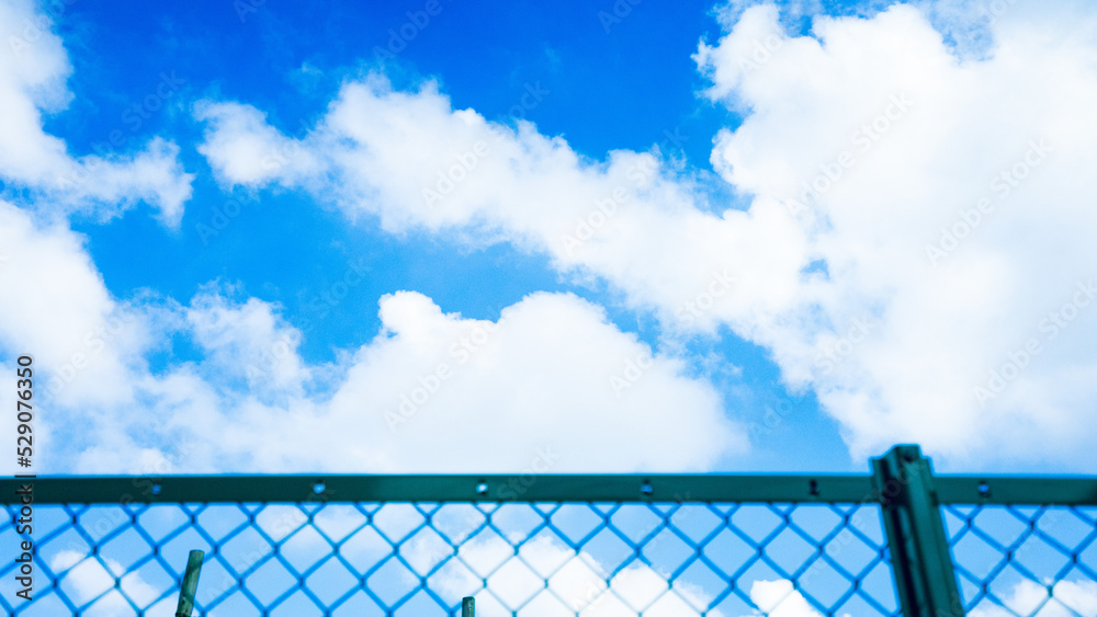 フェンスと夏の青空 フェンスと夏の青空