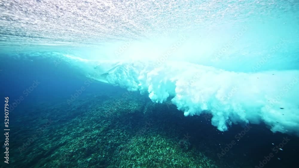 Vidéo Stock Underwater shot of male surfer silhouette riding barrel of