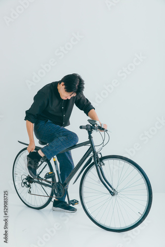 自転車に乗って怪我をした男性 injury