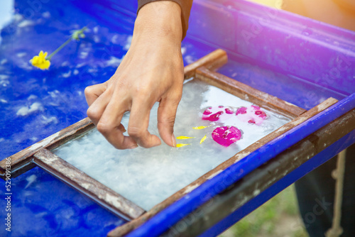 Artists are creating artworks on saa paper in water.