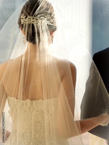 結婚式でチャペルに立つ新婦
