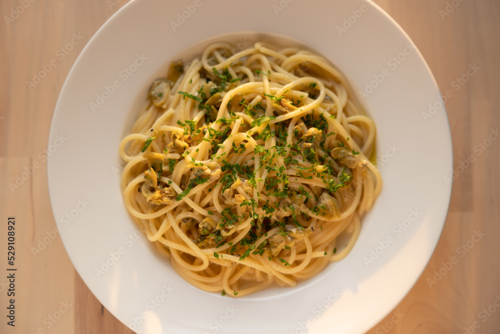 Spaghetti alle vongole, White wine clam sauce Spaghetti alle vongole, White wine clam sauce