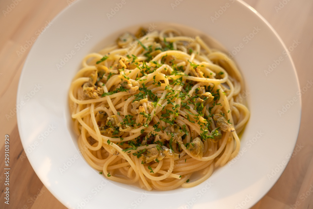 Spaghetti alle vongole, White wine clam sauce Spaghetti alle vongole, White wine clam sauce