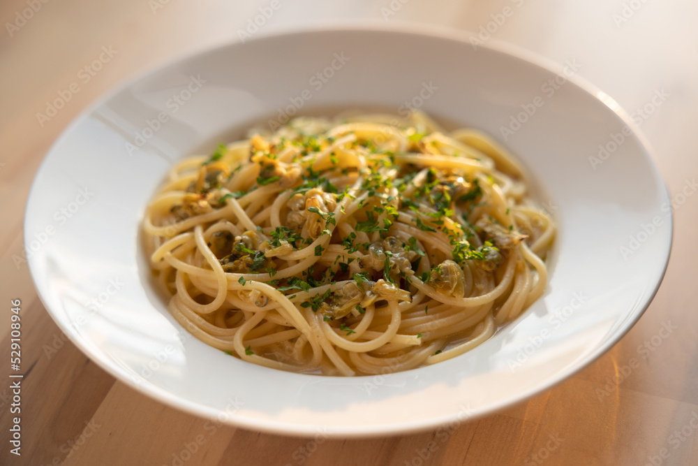 Spaghetti alle vongole, White wine clam sauce