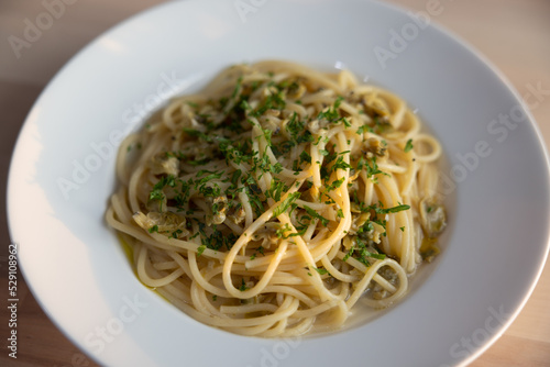 Spaghetti alle vongole, White wine clam sauce