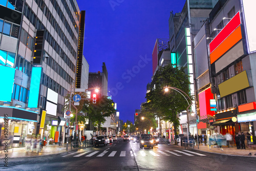 雨の北海道札幌市のすすきの南5西4交差点、北方向の歓楽街の夜景  © 7maru