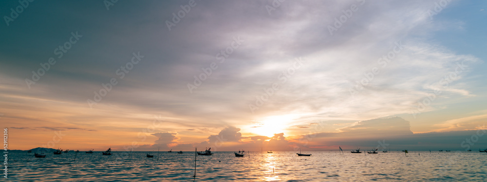 Naklejka premium Sunset sky background,Landscape blue sky with clouds nature concept for cover banner background.