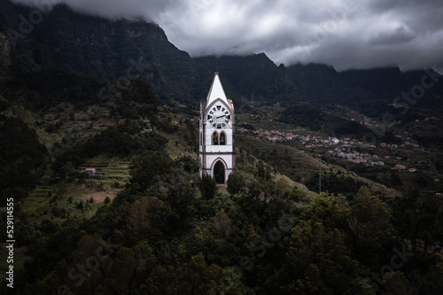 Foto madeira church in the mountains