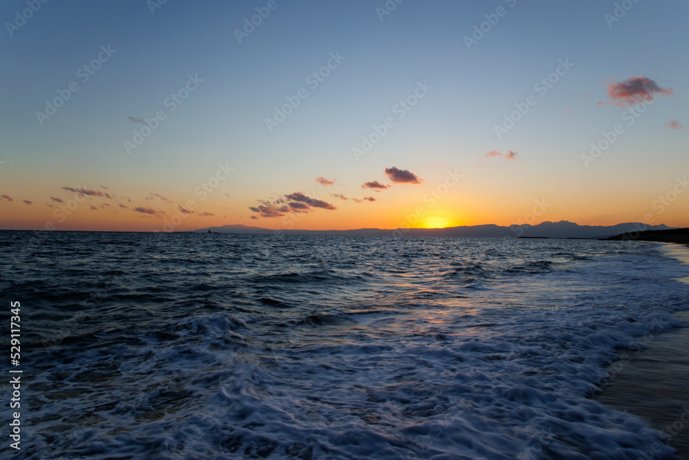 夕日が沈む湘南の海