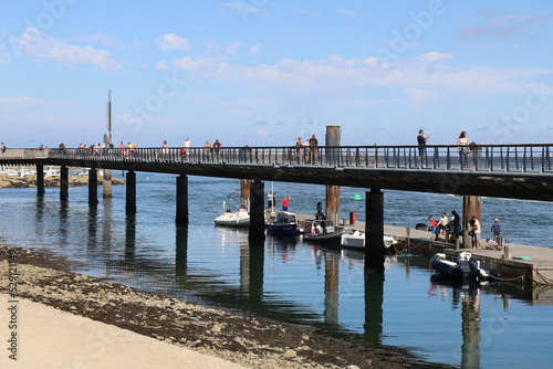 Le pont piétonnier depuis le parking place d'armes et permettant l'accès aux pontons d'embarquement, village de Le Croisic, département de la Loire Atlantique, France © ERIC