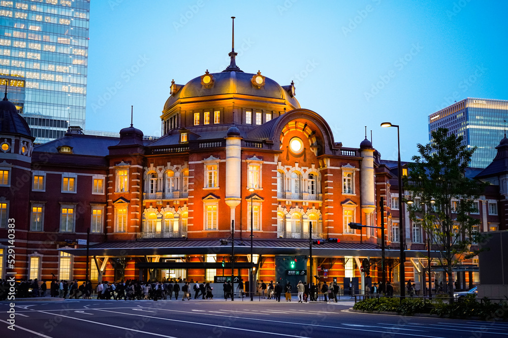 Obraz premium JR東京駅駅舎の夜景