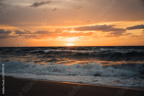 Sonnenuntergang am Mittelmeer bei dem sich die letzten Sonnenstrahlen in den Wellen des Wassers spiegeln 