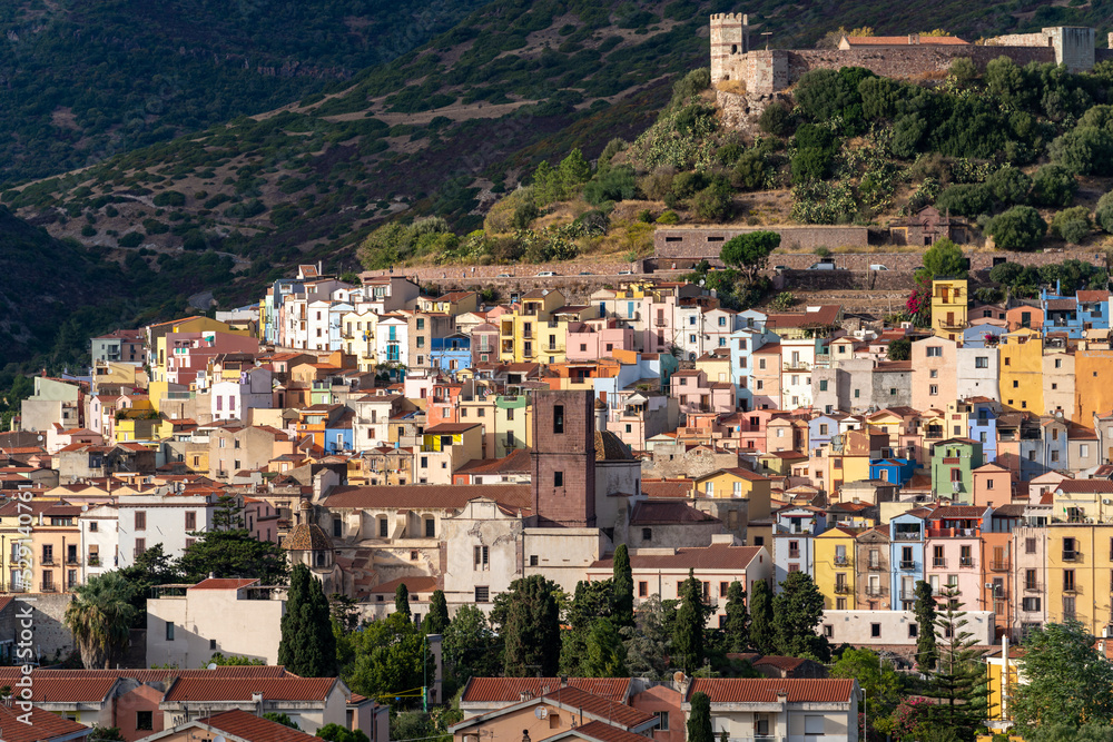 Ausblick auf Bosa in den Bergen an der Küste von Sardinien, Italien