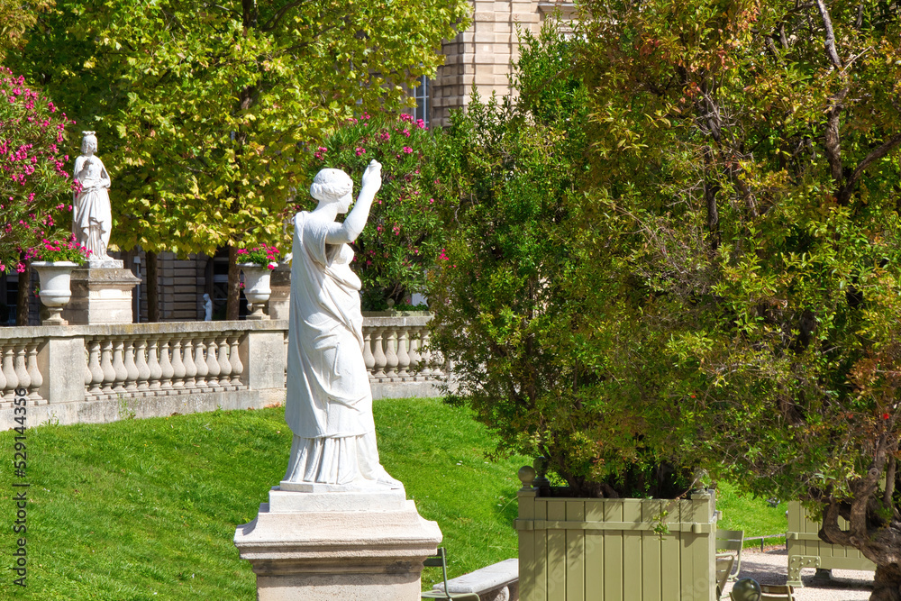 Obraz premium statue of a person in a park