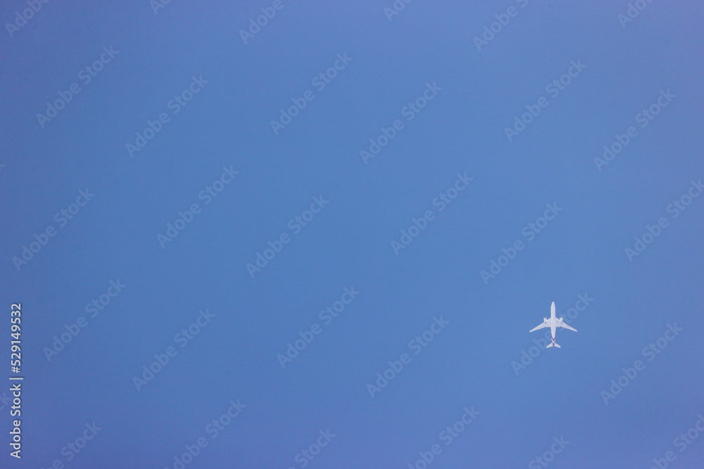 青空の中に飛ぶ飛行機 青空の中に飛ぶ飛行機