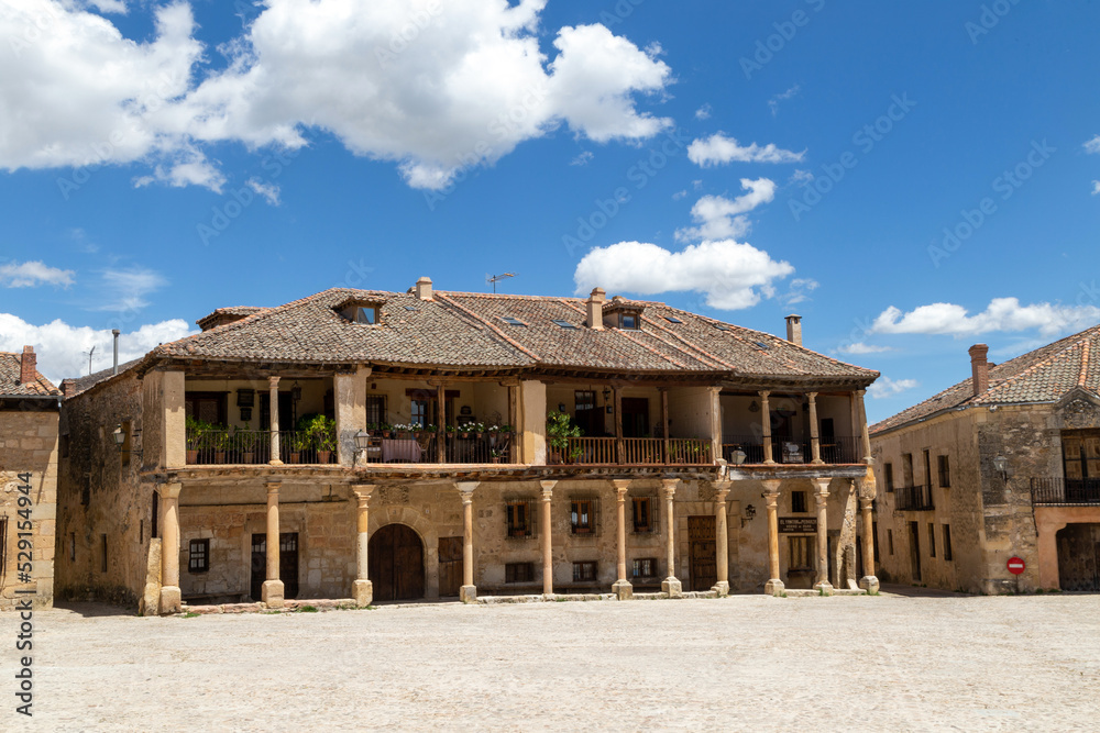 Casa porticada del siglo XVI, en la plaza principal de Pedraza. Segovia, España.
