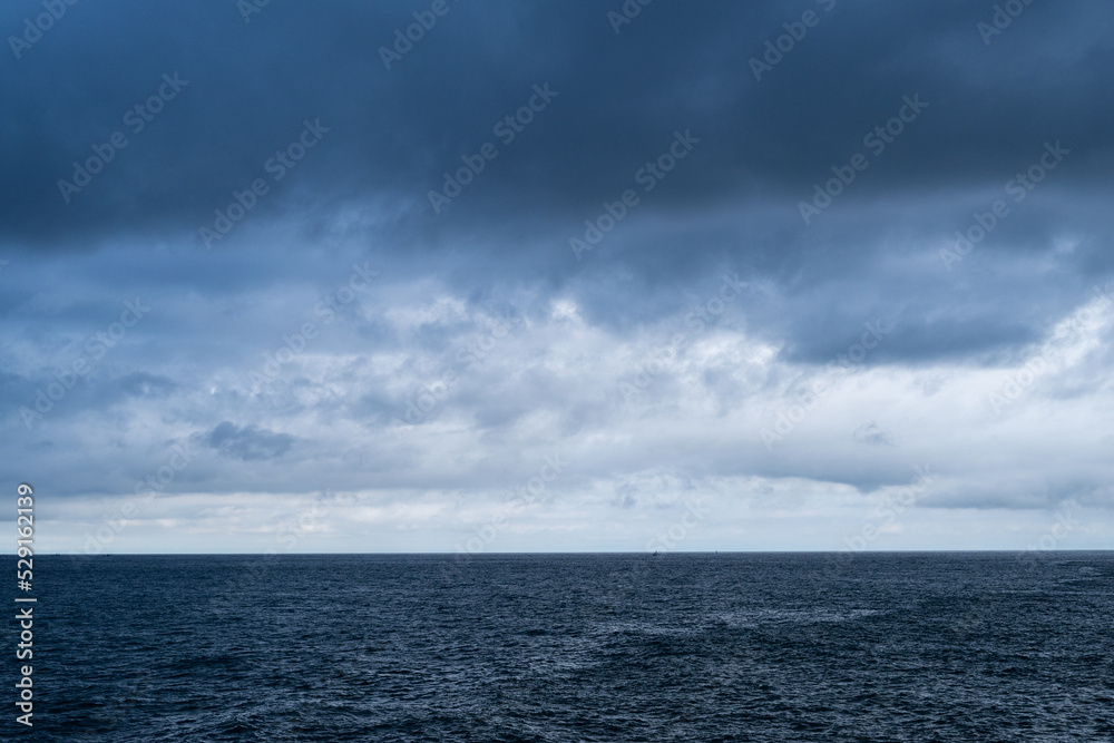 Fototapeta premium 曇り空の海